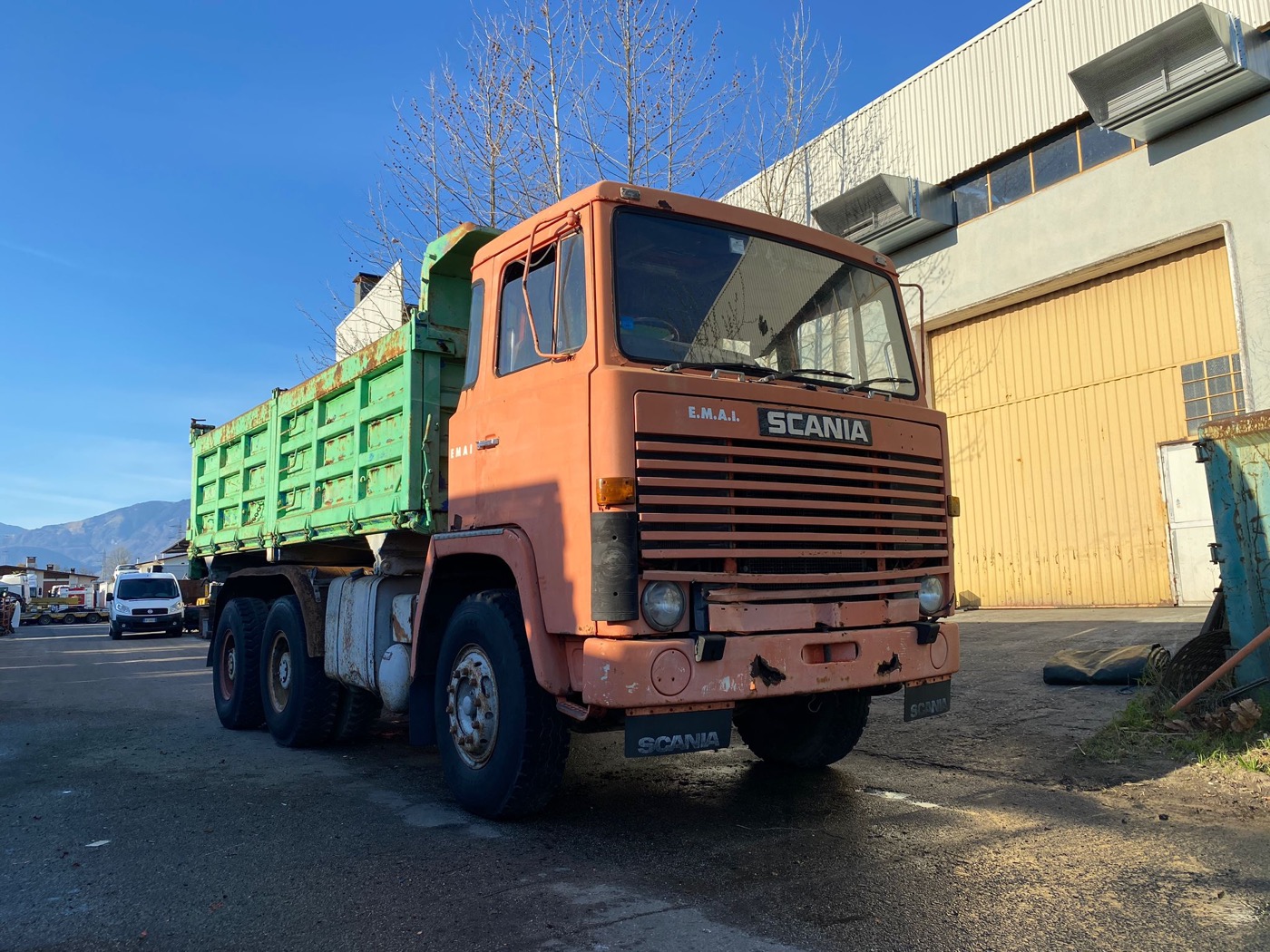 Scania ribaltabile d'epoca serie LB arancione con cassone verde