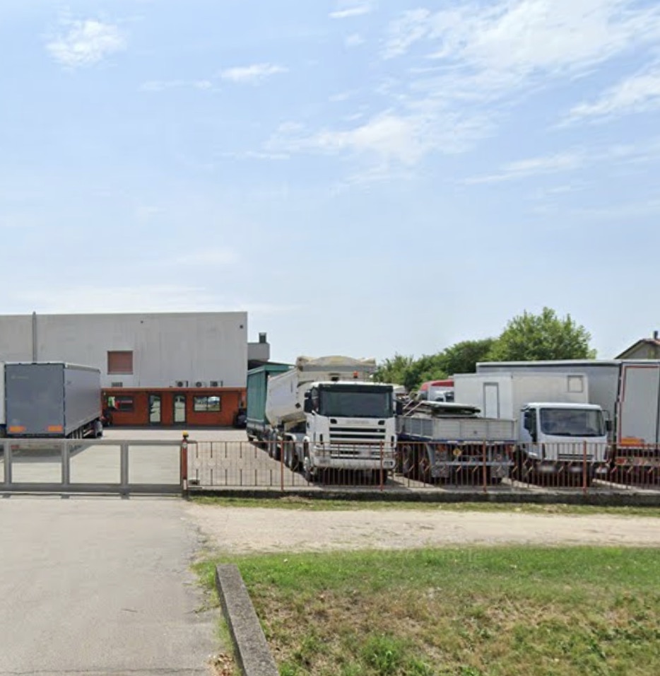 La sede Zanette Occasioni di Via Europa 160 a San Fior (TV) con i camion usati in esposizione